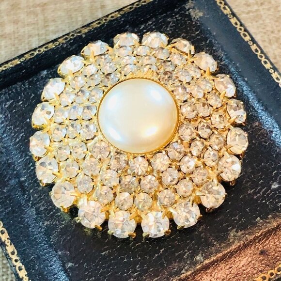 Vintage Domed Clear Rhinestone Faux Pearl Gold Tone Brooch Pin - Picture 1 of 3